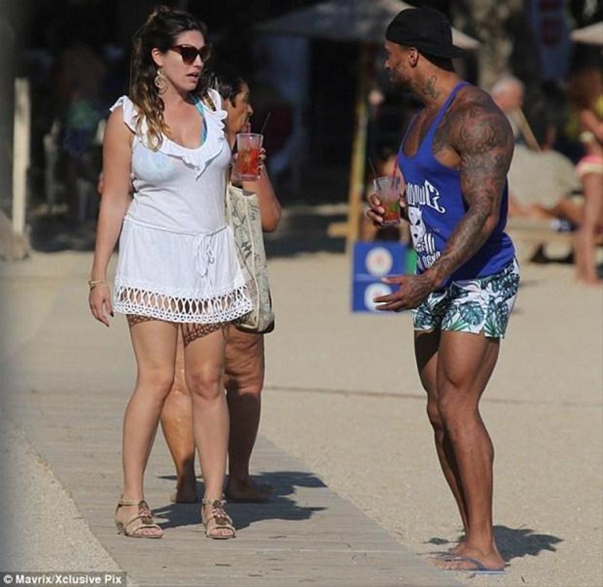Kelly Brook'tan bikini şov!