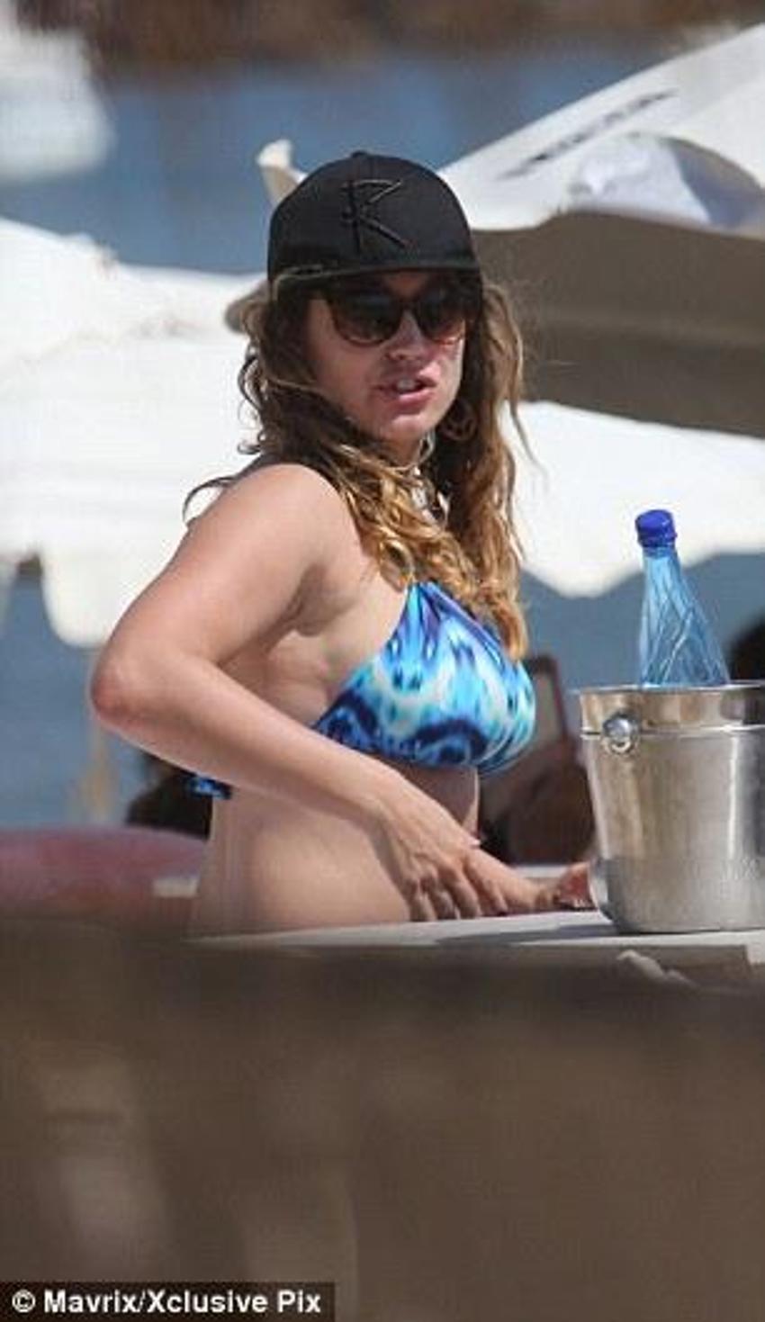 Kelly Brook'tan bikini şov!