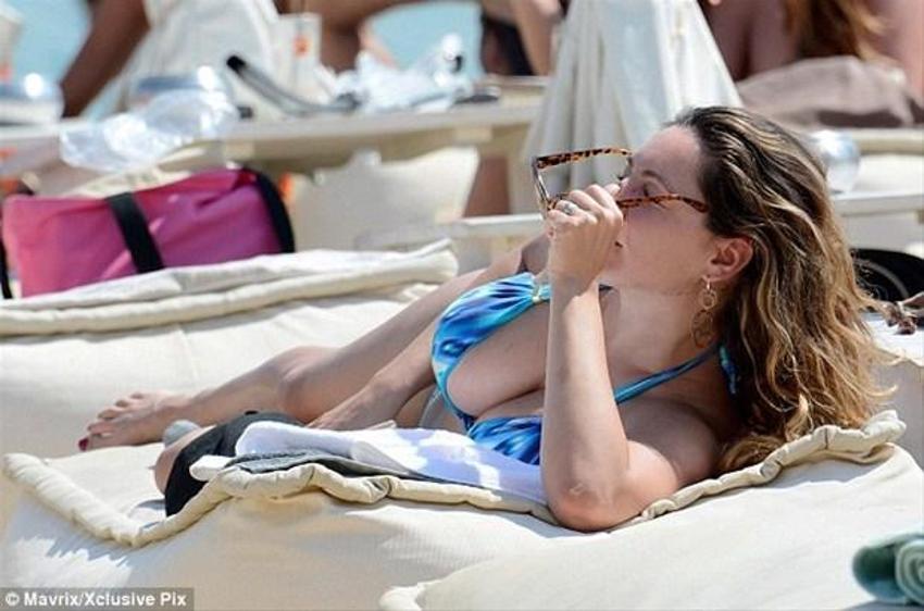 Kelly Brook'tan bikini şov!