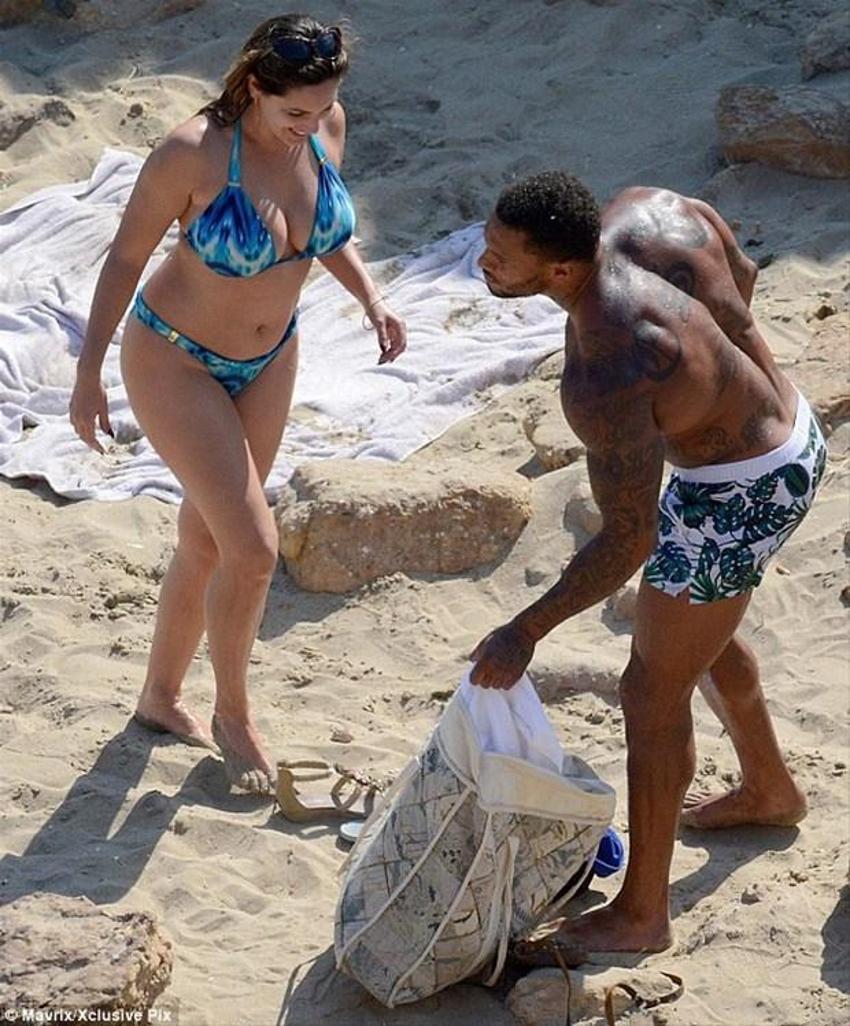 Kelly Brook'tan bikini şov!
