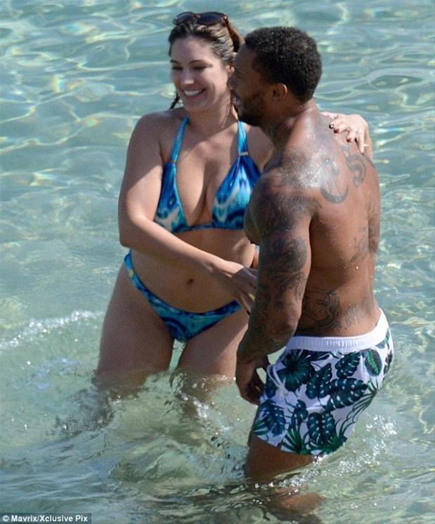 Kelly Brook'tan bikini şov!