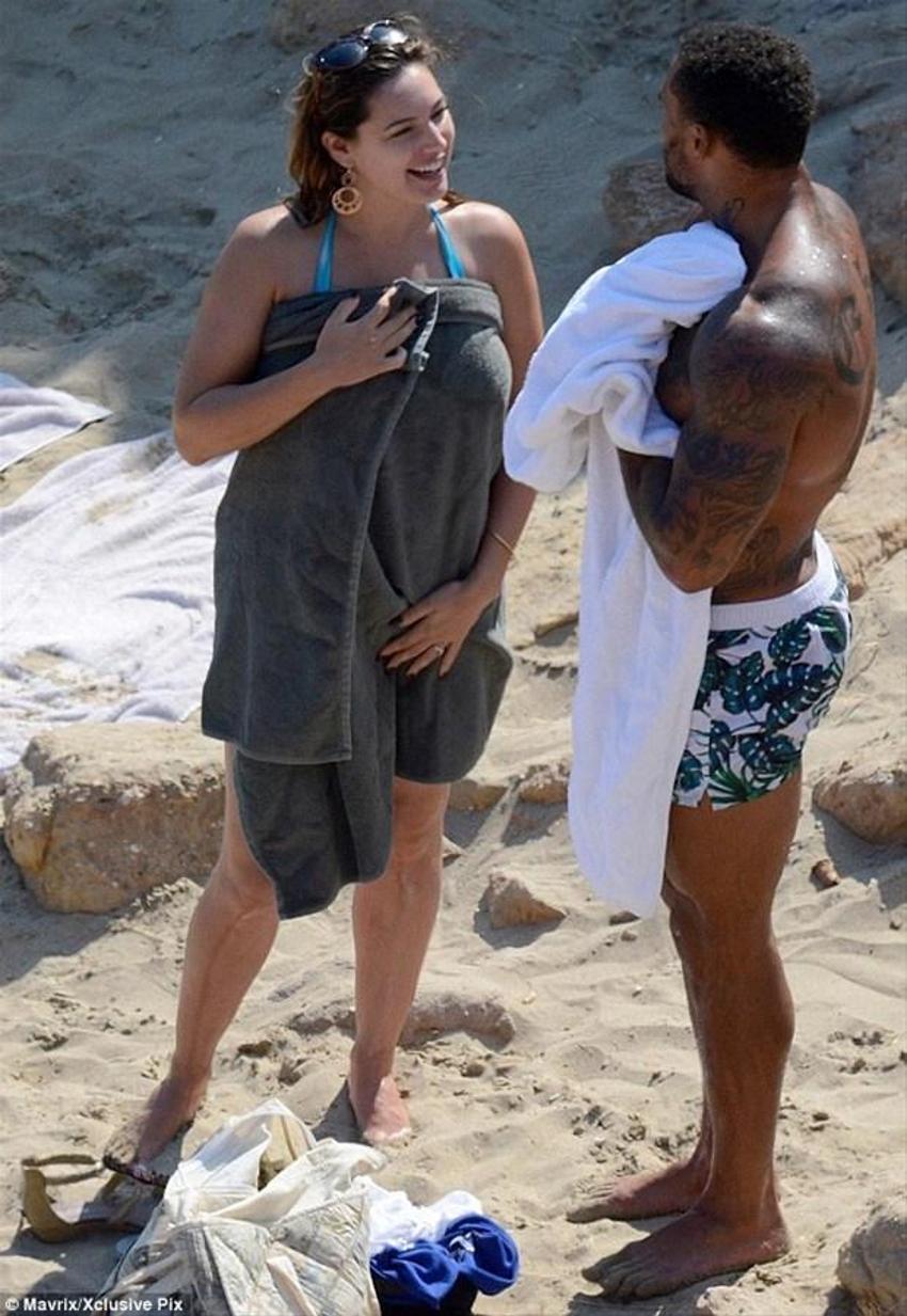 Kelly Brook'tan bikini şov!