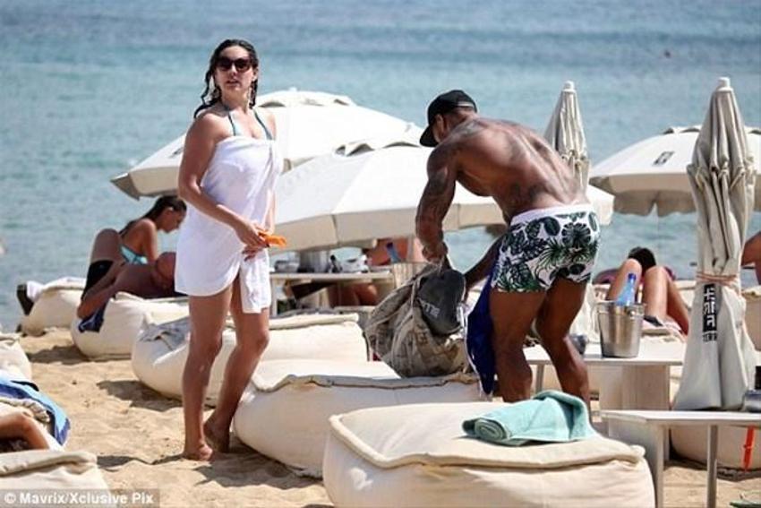 Kelly Brook'tan bikini şov!