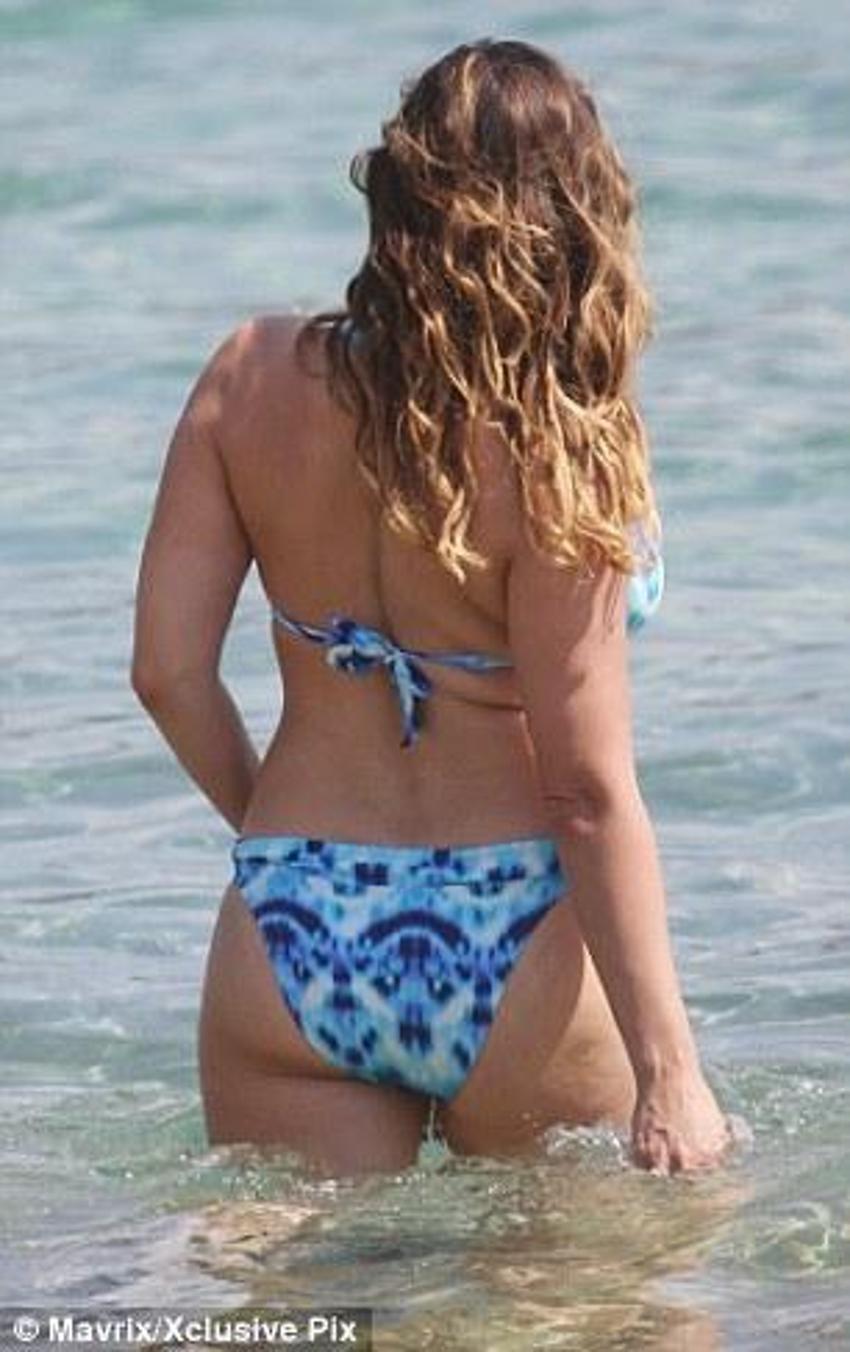 Kelly Brook'tan bikini şov!