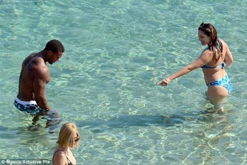 Kelly Brook'tan bikini şov!