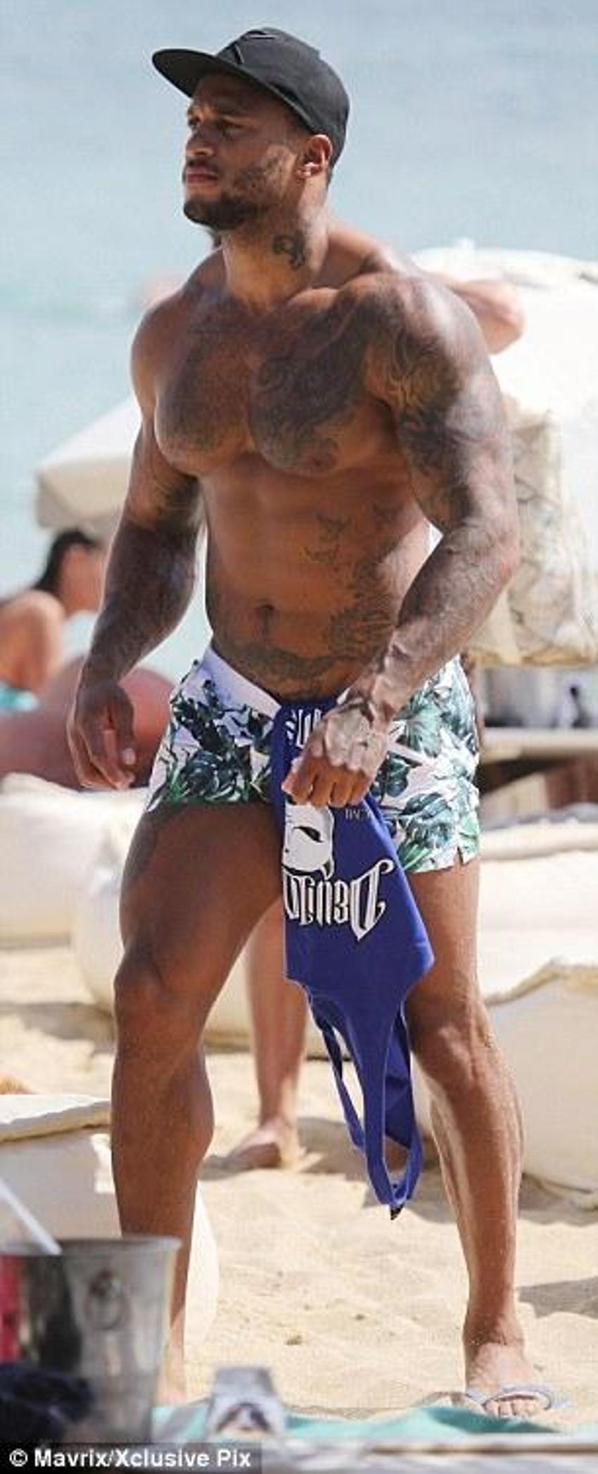 Kelly Brook'tan bikini şov!