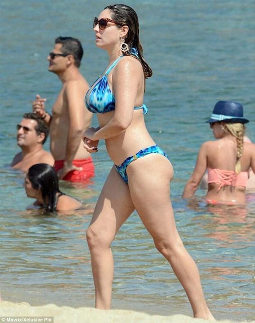 Kelly Brook'tan bikini şov!