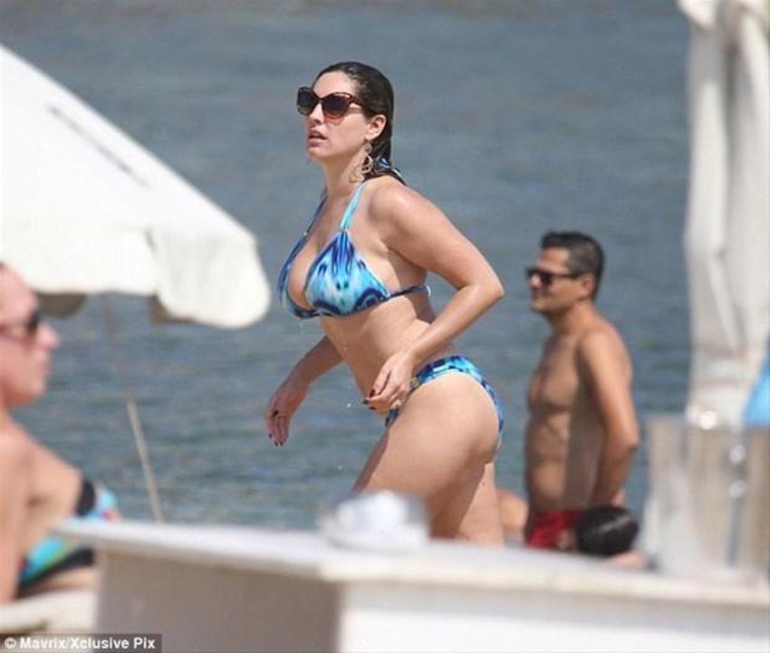 Kelly Brook'tan bikini şov!