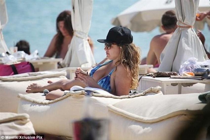 Kelly Brook'tan bikini şov!