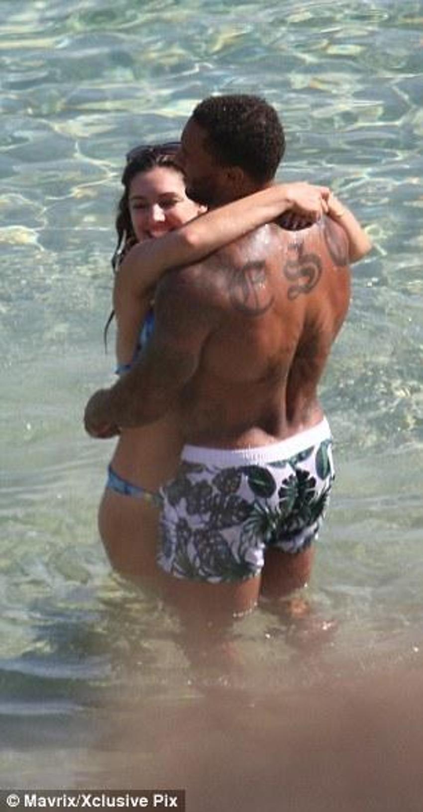 Kelly Brook'tan bikini şov!
