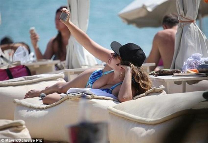 Kelly Brook'tan bikini şov!