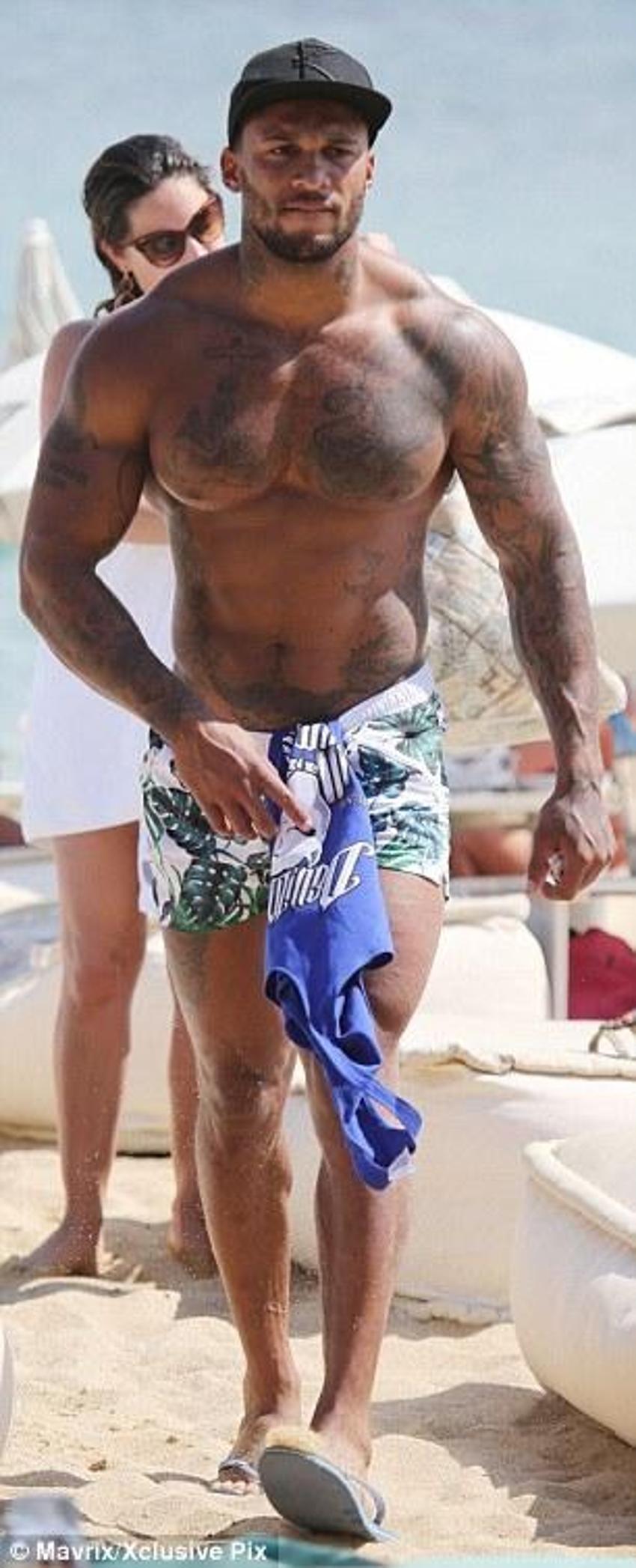 Kelly Brook'tan bikini şov!