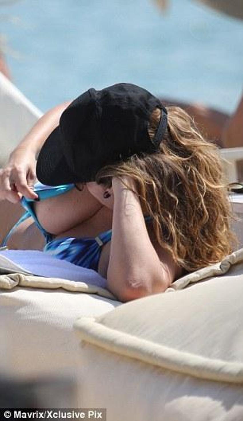 Kelly Brook'tan bikini şov!