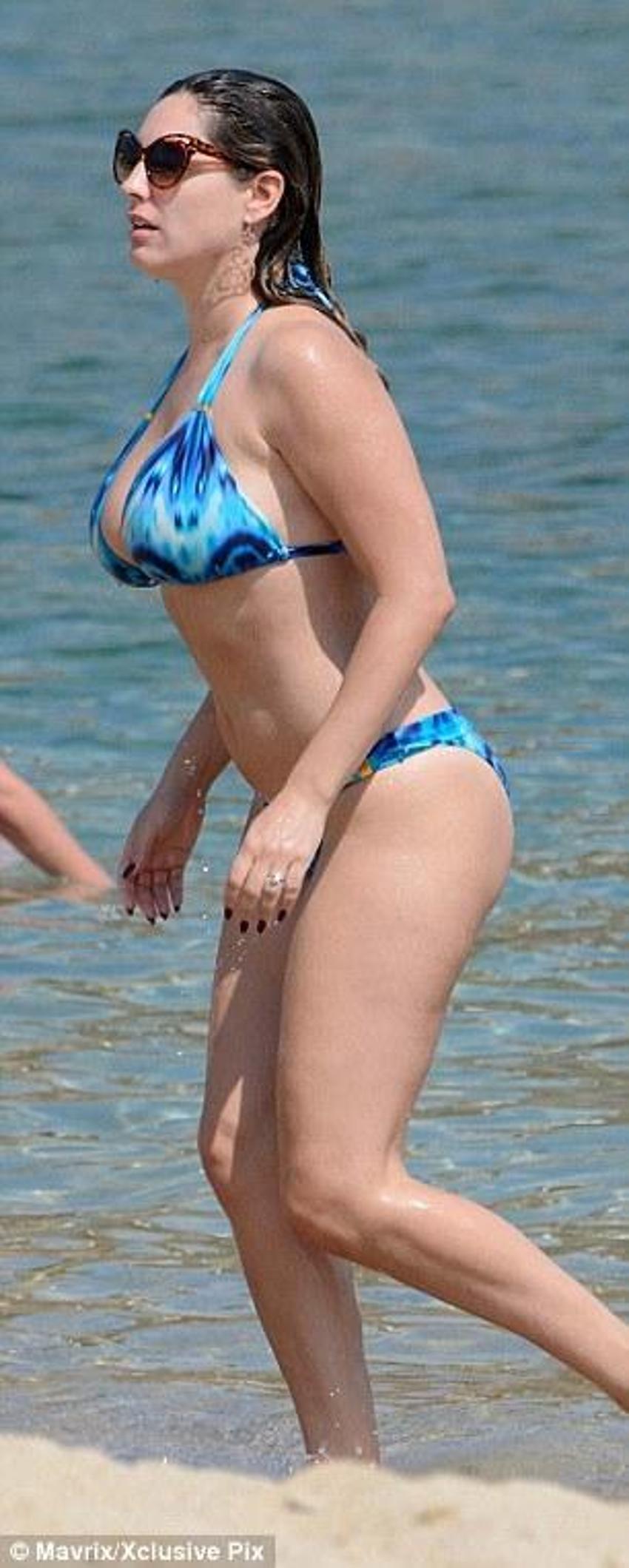Kelly Brook'tan bikini şov!