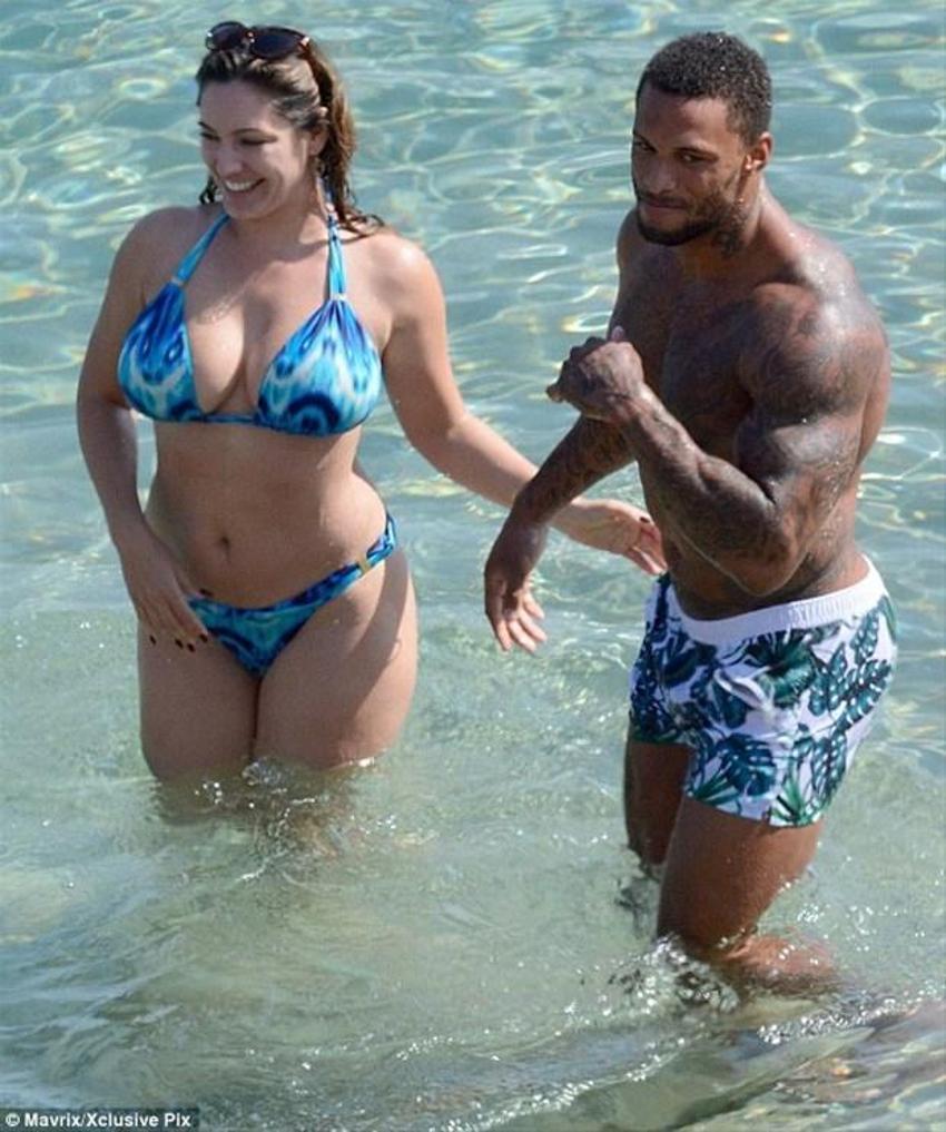 Kelly Brook'tan bikini şov!