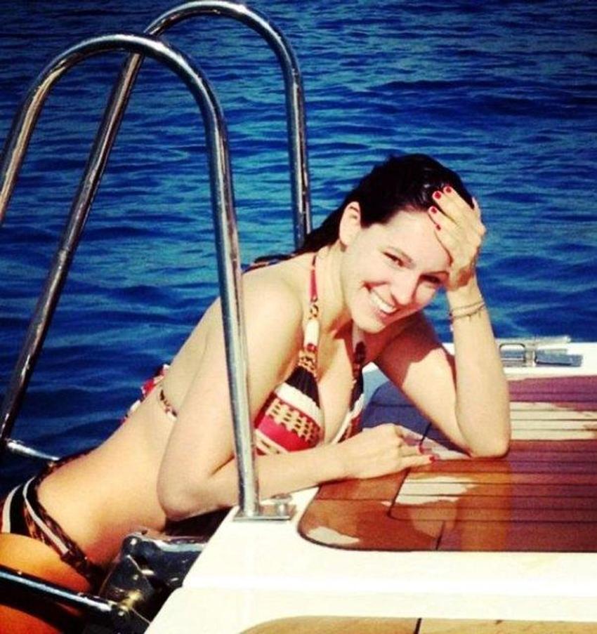 Kelly Brook'tan bikini şov!
