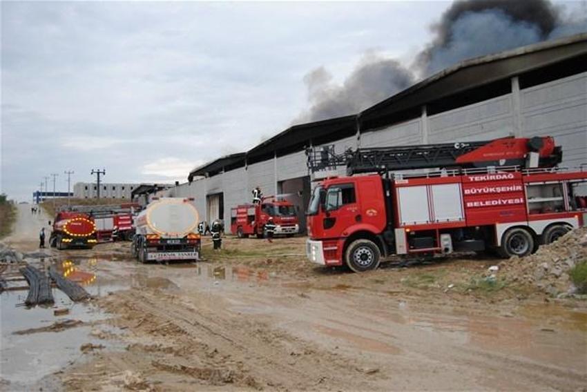Geri dönüşüm fabrikasında yangın