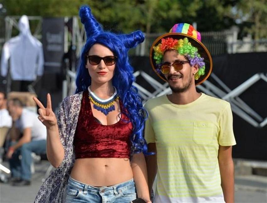 Lady Gaga sahnede soyundu!