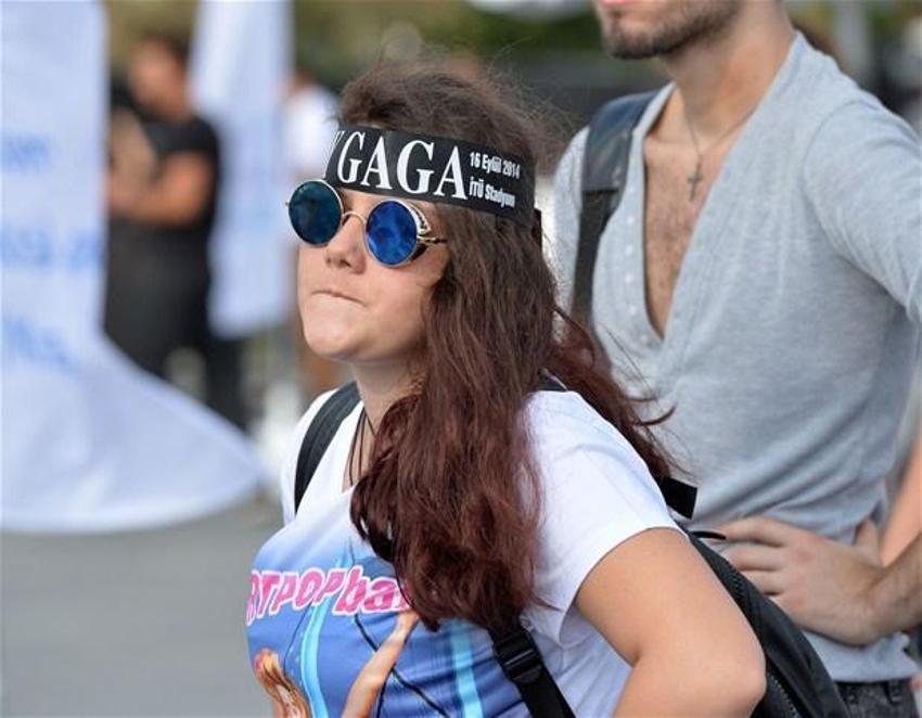 Lady Gaga sahnede soyundu!
