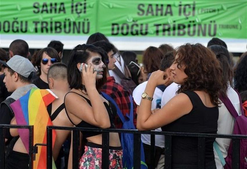 Lady Gaga sahnede soyundu!
