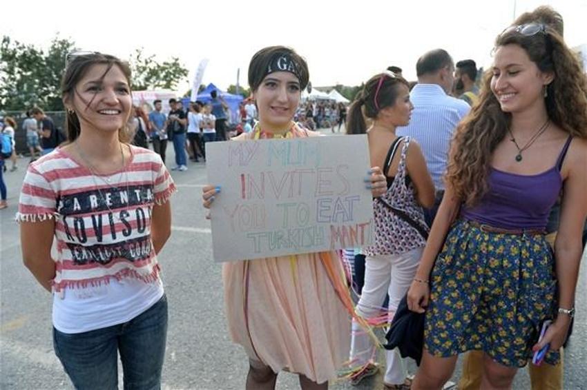 Lady Gaga sahnede soyundu!
