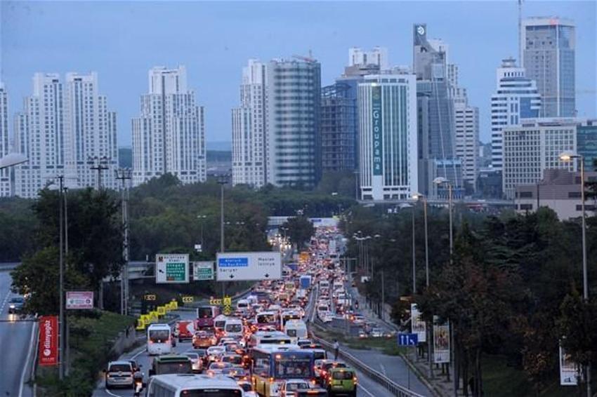 Lady Gaga sahnede soyundu!
