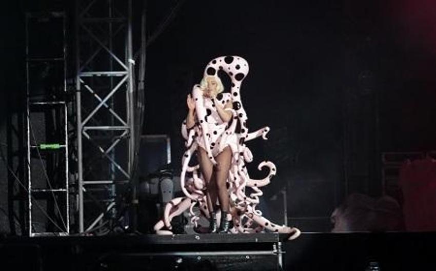 Lady Gaga sahnede soyundu!