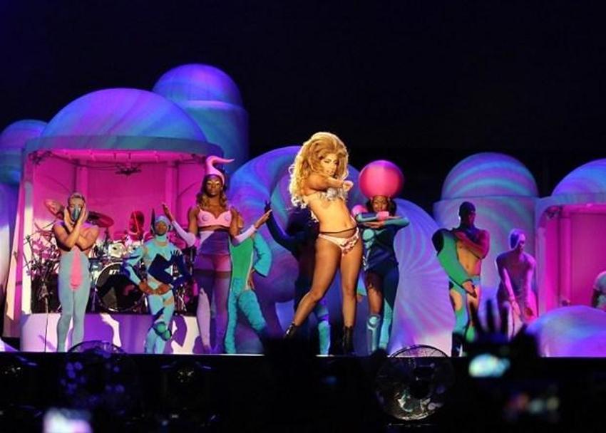 Lady Gaga sahnede soyundu!