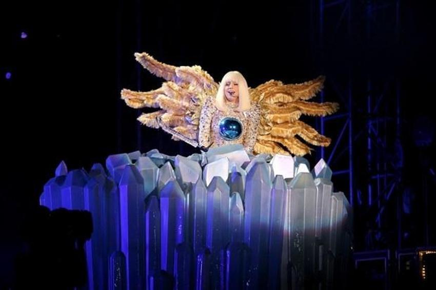 Lady Gaga sahnede soyundu!