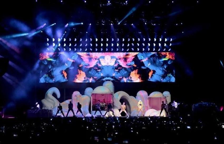 Lady Gaga sahnede soyundu!