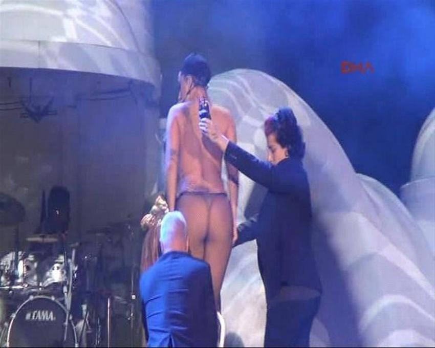 Lady Gaga sahnede soyundu!