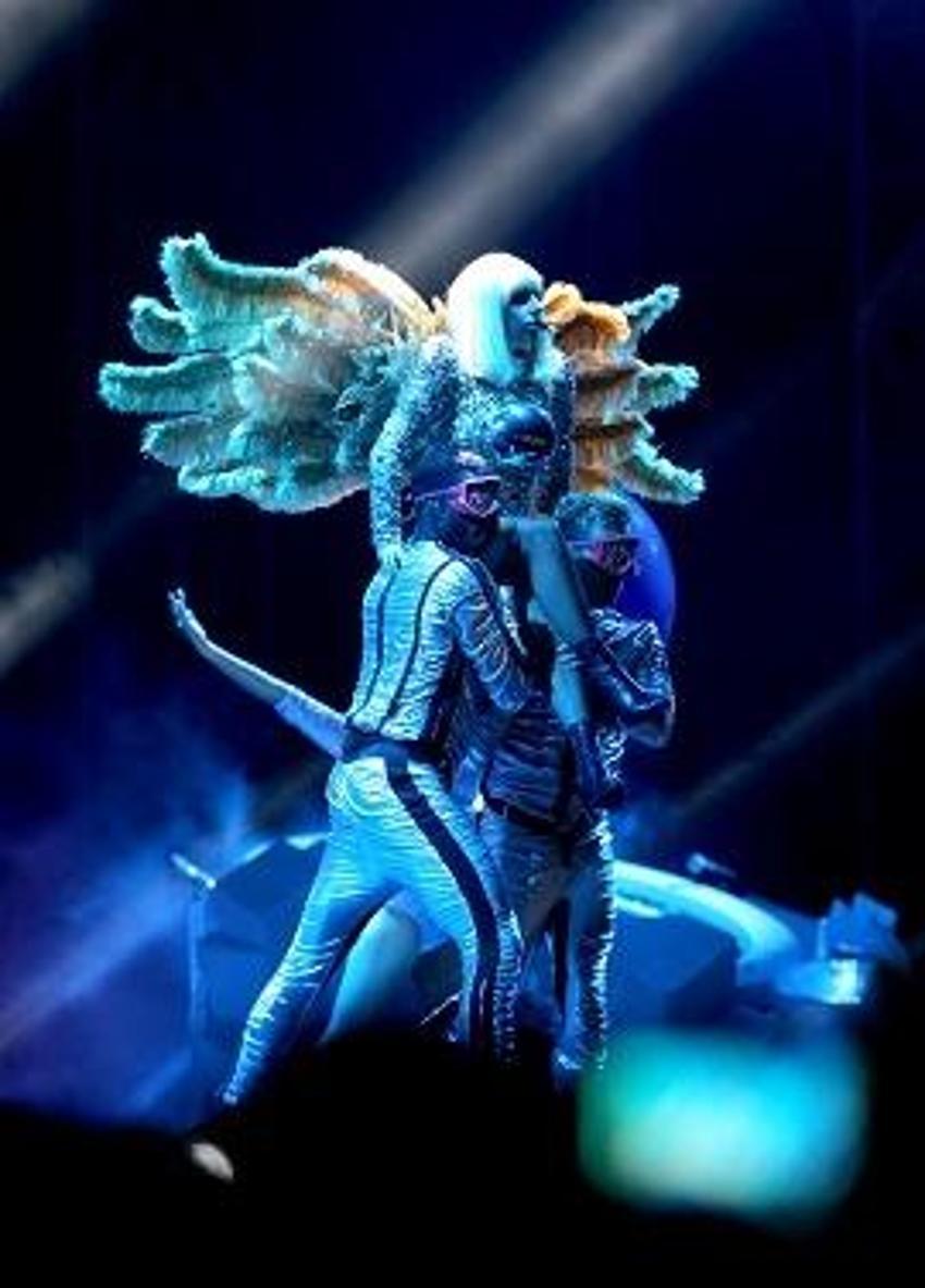 Lady Gaga sahnede soyundu!