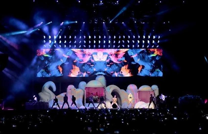 Lady Gaga sahnede soyundu!