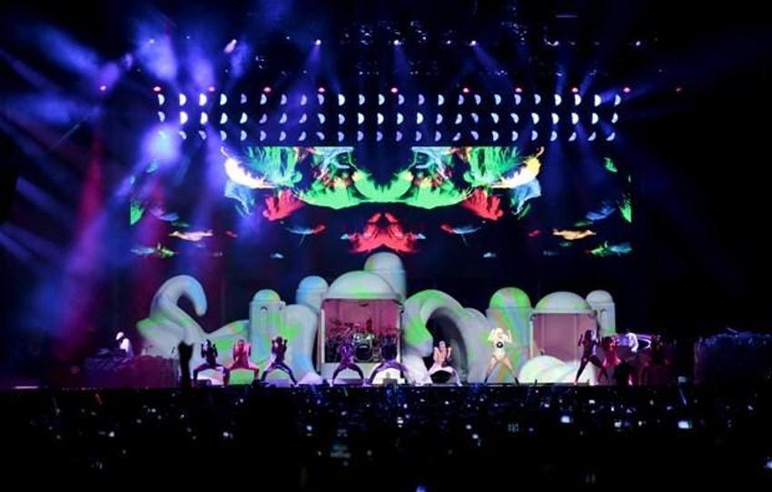 Lady Gaga sahnede soyundu!