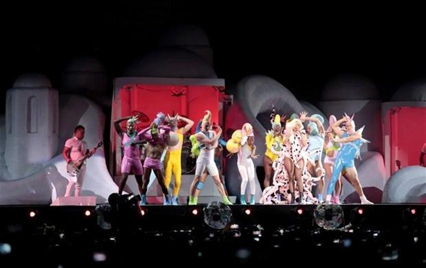 Lady Gaga sahnede soyundu!