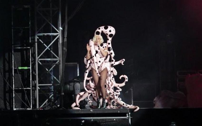 Lady Gaga sahnede soyundu!