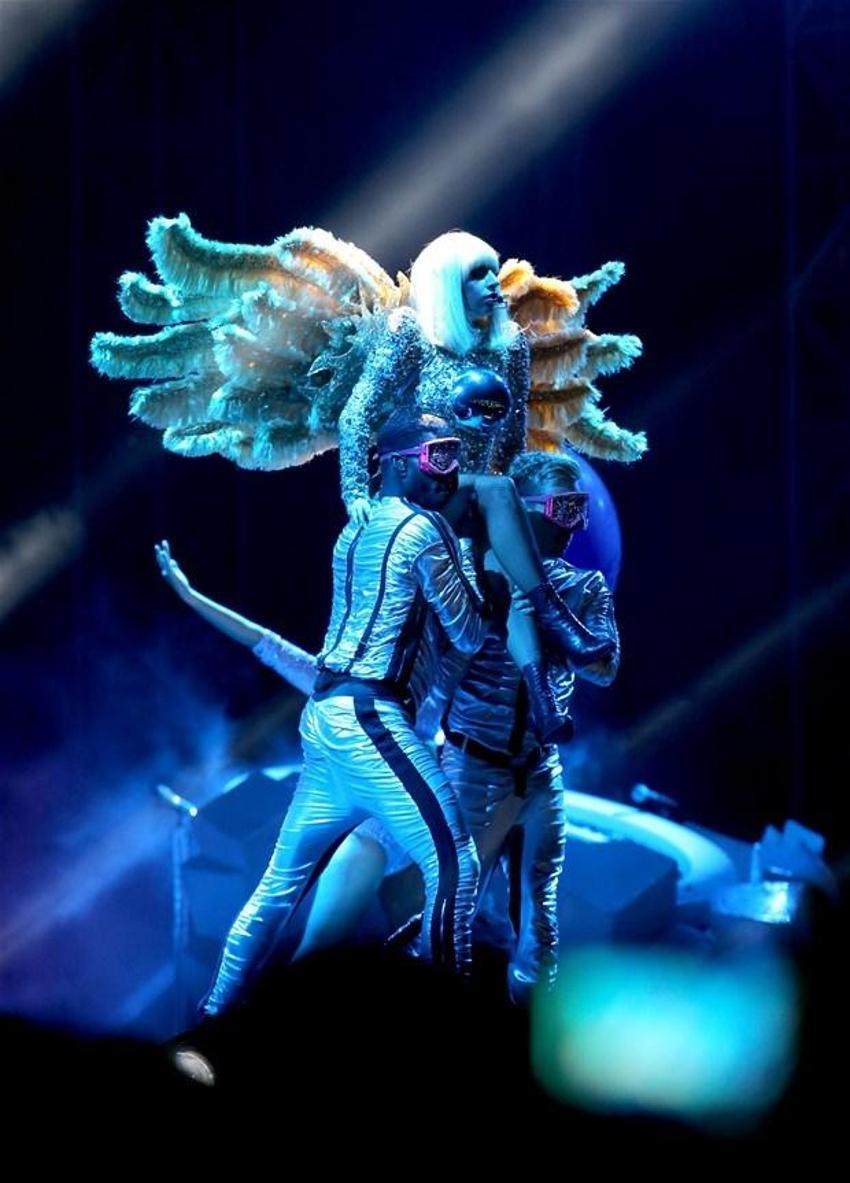 Lady Gaga sahnede soyundu!