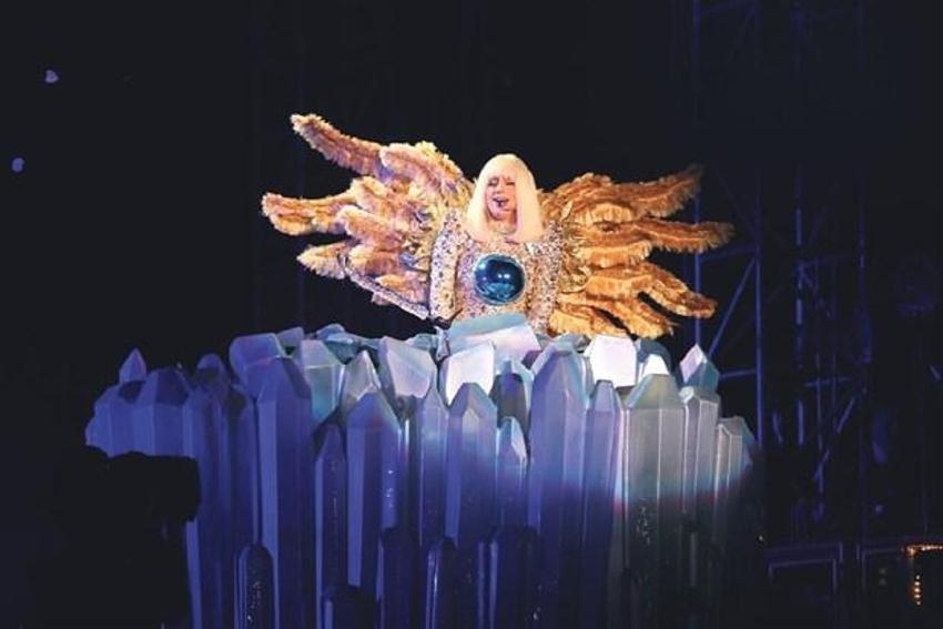 Lady Gaga sahnede soyundu!