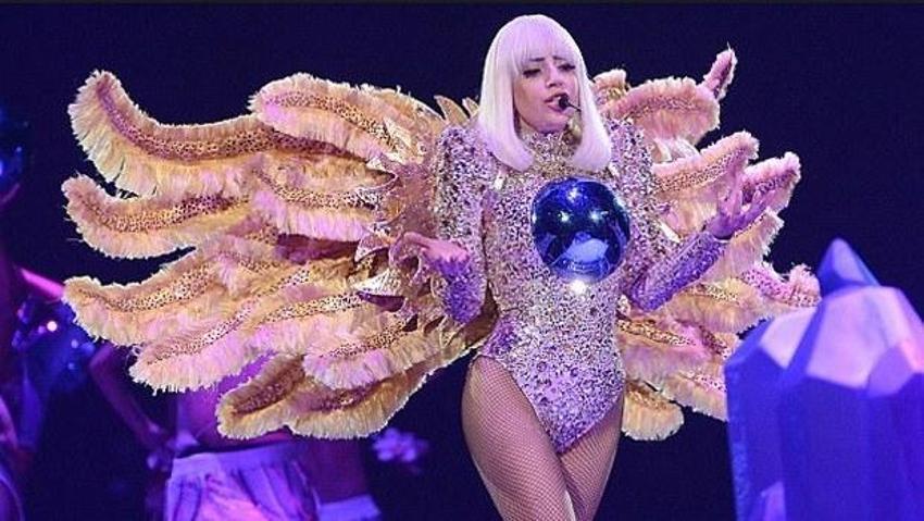 Lady Gaga sahnede soyundu!