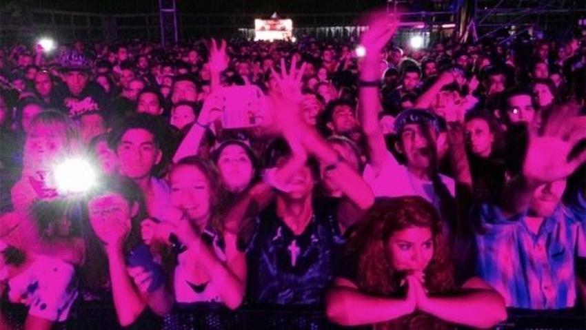 Lady Gaga sahnede soyundu!