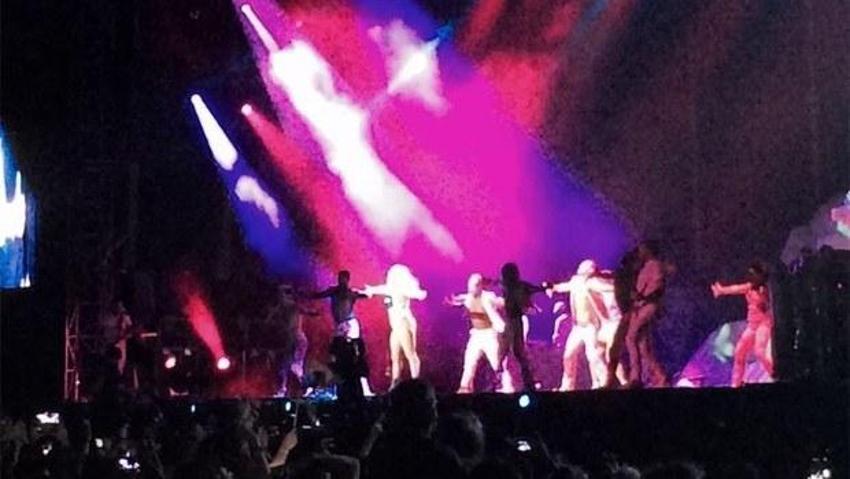 Lady Gaga sahnede soyundu!
