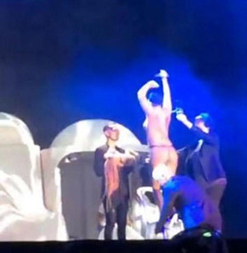 Lady Gaga sahnede soyundu!