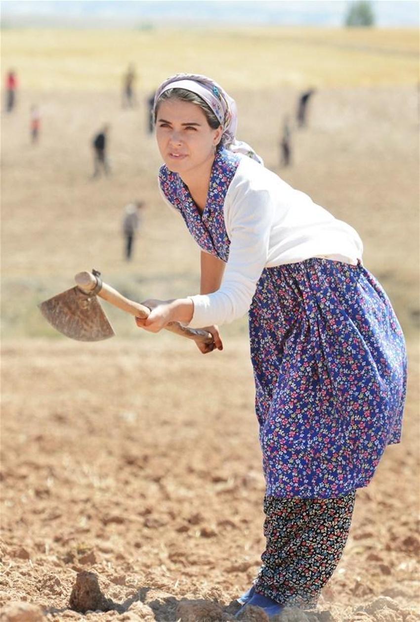 Yani hazırlanmanız ne kadar sürüyor; ne kadar zamanda bir köylü kızı oluyor...