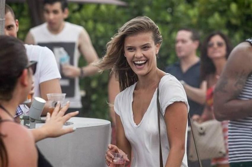 Havuz partisi Nina Agdal'den sorulur!