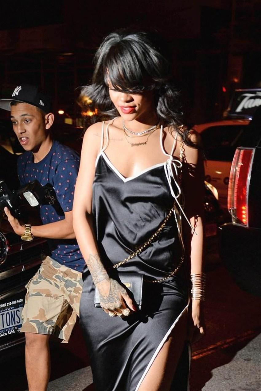 Derin yırtmaç Rihanna!
