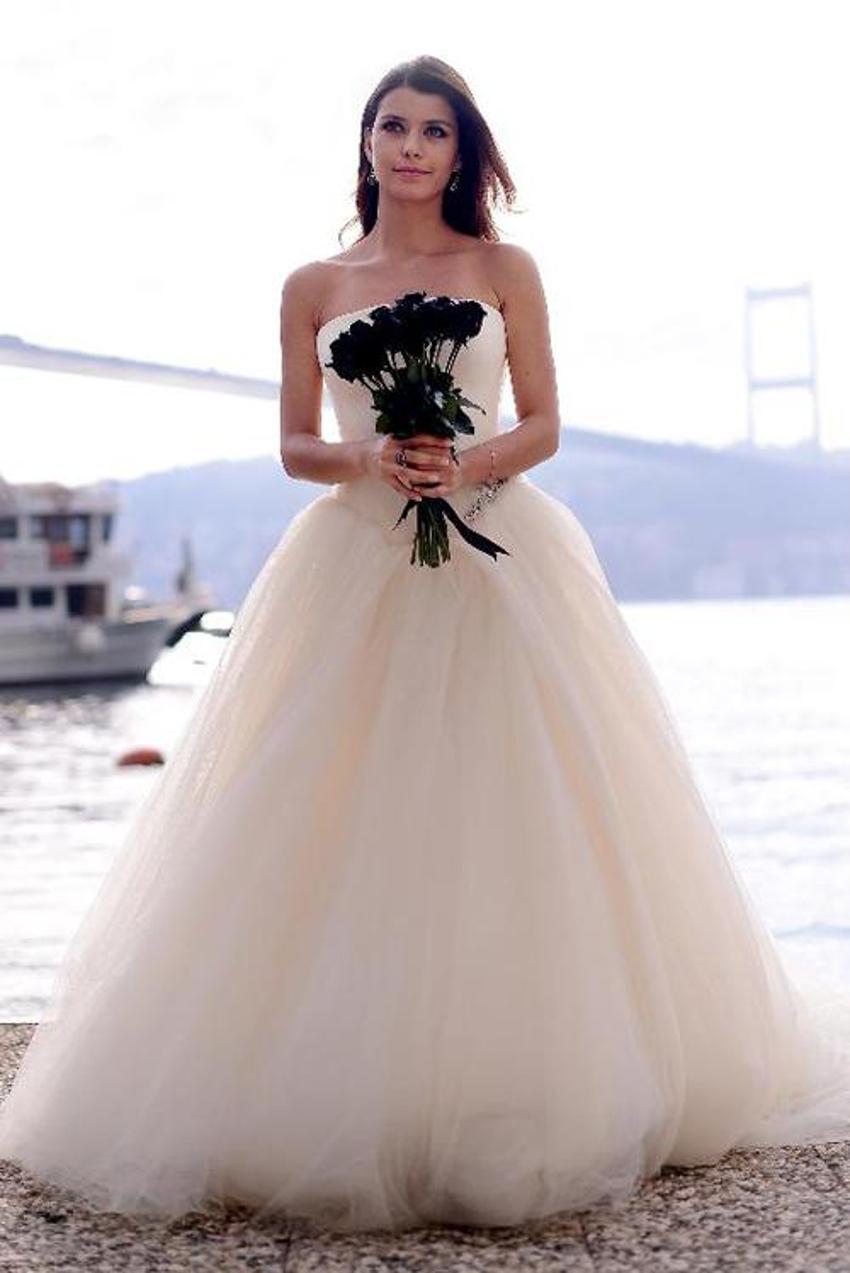 İşte Beren Saat'in gelinliği