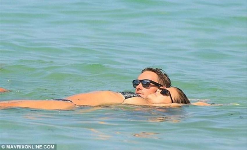 Nina Agdal aşk sarhoşu!