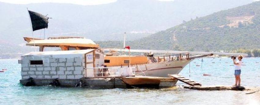 Mavi bayraklı koyda heyecanlandıran bayrak