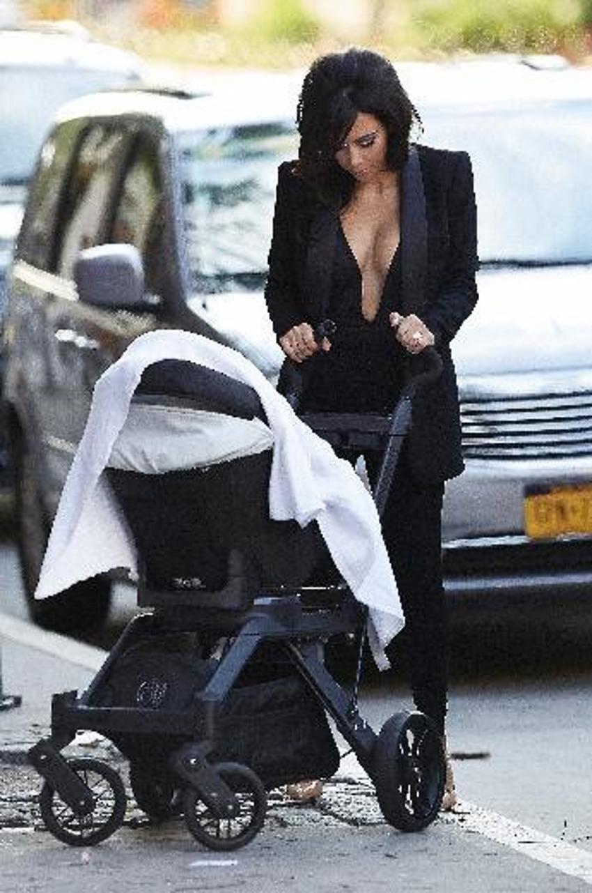 Kim Kardashian içine bir şey giymeyi unuttu