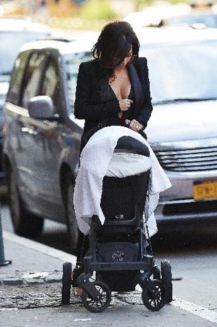 Kim Kardashian içine bir şey giymeyi unuttu